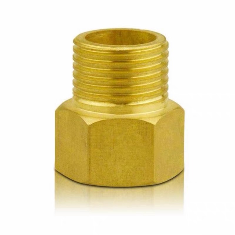 Adapter z redukcijskim moškim navojem
